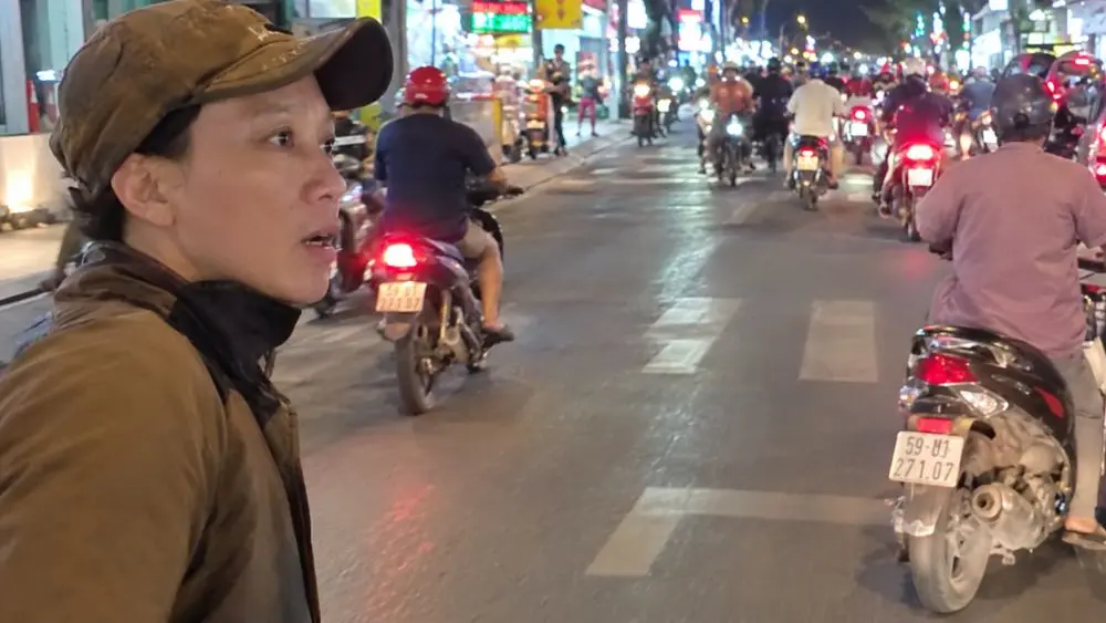 Người đàn ông đi xe đạp điện chặn đầu xe tải, dùng gậy gỗ đập vỡ kính tại TPHCM. Công an vào cuộc xử lý vụ việc.