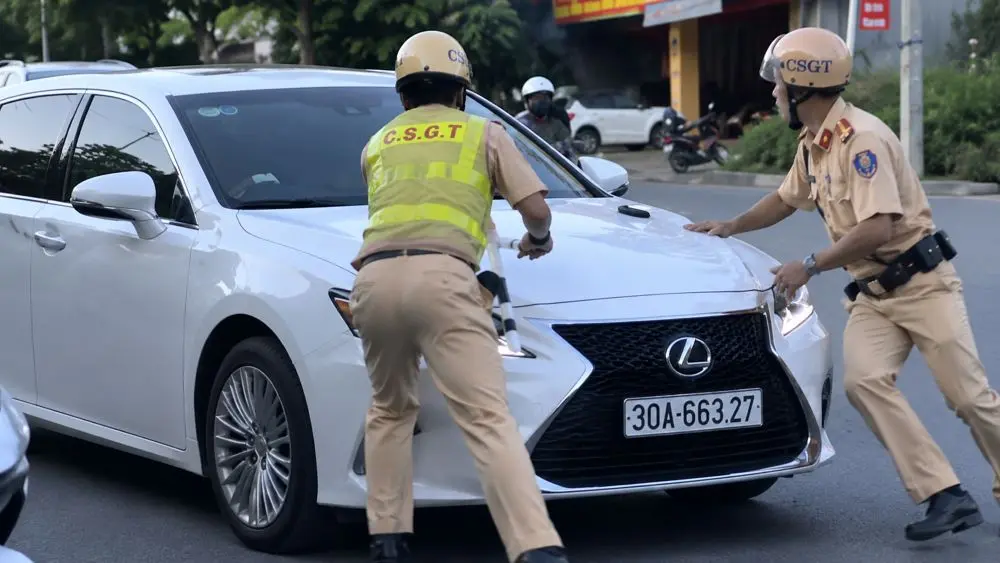 Khởi tố nữ tài xế Lexus tăng ga bỏ chạy sau khi tiến lên, lùi lại trên đường. Diễn biến vụ việc thu hút sự chú ý.
