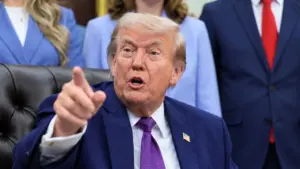 Tổng thống Trump đáp trả ông Obama sau những chỉ trích nhằm vào chính quyền Mỹ. Tìm hiểu nội dung cuộc khẩu chiến giữa hai ông.