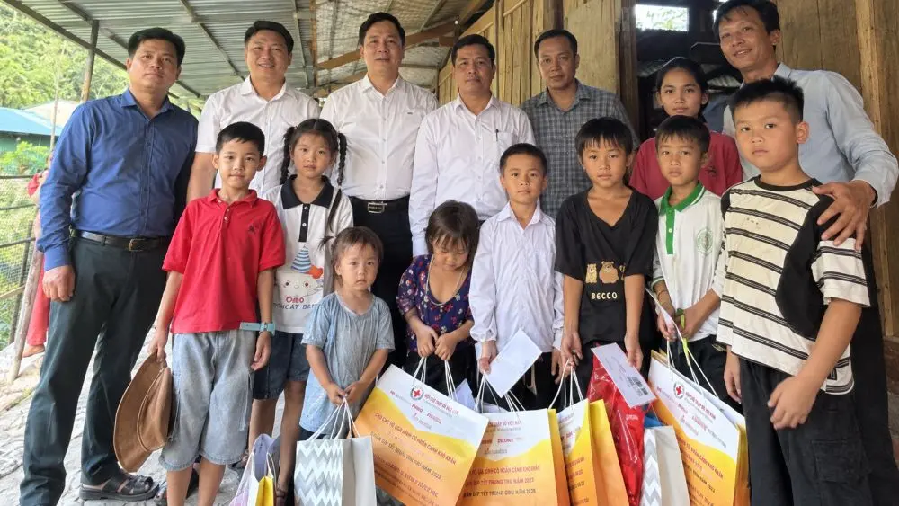 5 anh em không nơi nương tựa ở Thanh Hóa nhận 100 triệu đồng hỗ trợ cùng nhiều phần quà, tiếp thêm động lực để các em tiếp tục đến trường.