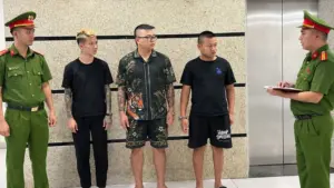 Công an làm việc với một người đàn ông tại cơ quan điều tra, phục vụ xác minh, làm rõ vụ việc.