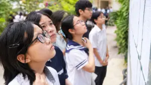 Áp lực thi lớp 10 và cạnh tranh thành tích khiến nhu cầu học thêm kéo dài, trong khi tình trạng dạy thêm trái quy định vẫn tiếp diễn.