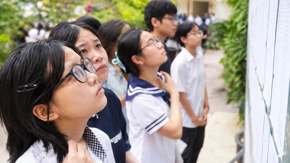 Áp lực thi lớp 10 và cạnh tranh thành tích khiến nhu cầu học thêm kéo dài, trong khi tình trạng dạy thêm trái quy định vẫn tiếp diễn.