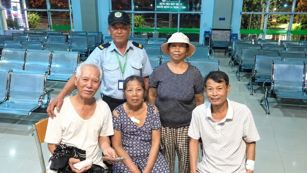 Bà Phạm Thị Lệ nhặt được ví chứa 14,68 triệu đồng của bệnh nhân và tìm cách trả lại, khiến chủ nhân xúc động.