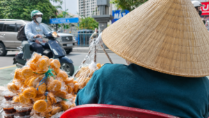 Bà Nguyễn Thị Ngọc Yến, 69 tuổi, sống đơn chiếc sau khi chồng và con trai qua đời, vẫn bám trụ mưu sinh bên mâm bánh tráng me.