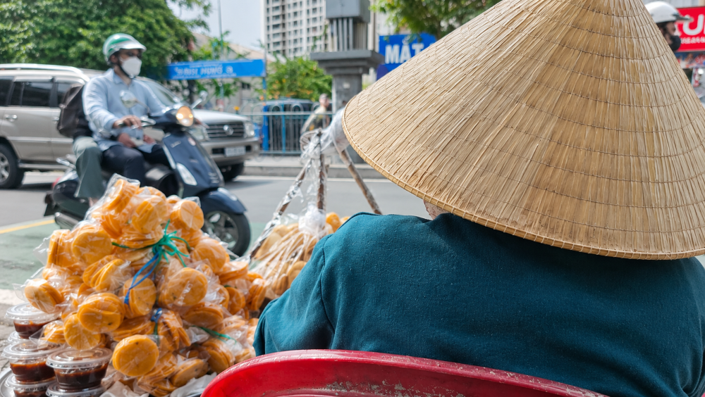 Bà Nguyễn Thị Ngọc Yến, 69 tuổi, sống đơn chiếc sau khi chồng và con trai qua đời, vẫn bám trụ mưu sinh bên mâm bánh tráng me.