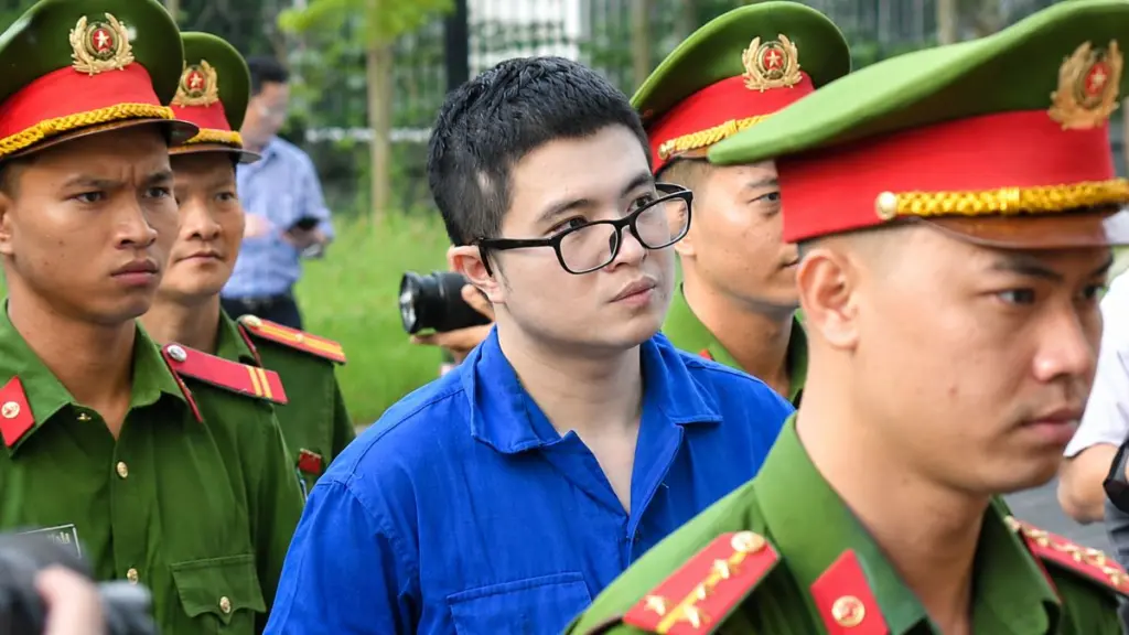 Bạn gái Phó Đức Nam khai cất giữ hàng chục tỷ đồng, vàng, ngoại tệ và đứng tên nhiều bất động sản, siêu xe cho bạn trai.