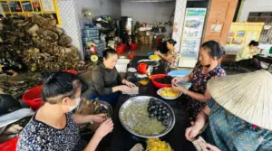 Khám phá cơ sở bánh gai Đoài Lan tại Nghệ An, nơi chị Lê Thị Lan hơn 30 năm gìn giữ nghề truyền thống, tạo sinh kế cho người dân.