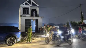 Sau gần 9 giờ vây bắt, công an khống chế, bắt giữ hai thanh niên cầm kiếm cố thủ trên mái nhà tại Thanh Hóa.