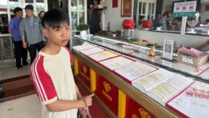 Nghi phạm cướp tiệm vàng Trịnh Vũ Phúc Lộc bị bắt sau hơn 6 giờ gây án. Theo dõi diễn biến vụ việc và quá trình dựng lại hiện trường.