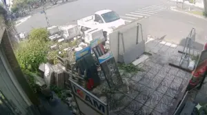 Camera ghi lại cảnh bé trai 15 tuổi lái ô tô tải rời khu đô thị Phú Cường. Công an nhanh chóng bắt giữ và thu hồi phương tiện.