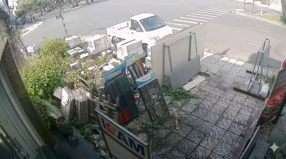 Camera ghi lại cảnh bé trai 15 tuổi lái ô tô tải rời khu đô thị Phú Cường. Công an nhanh chóng bắt giữ và thu hồi phương tiện.