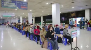 Bệnh nhân ung thư xếp hàng từ rạng sáng tại Bệnh viện Ung Bướu TP.HCM, phản ánh áp lực quá tải trong khám và điều trị.