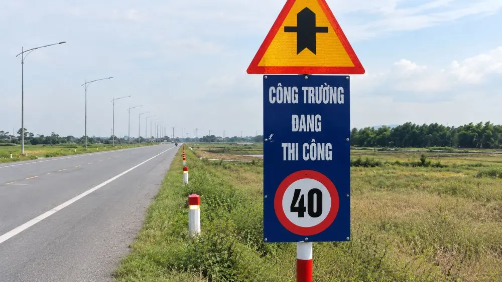 Nghệ An được đề nghị rà soát, tháo dỡ biển báo giới hạn tốc độ 40km/h trên đường ven biển tại những đoạn đã hoàn thành hoặc ngừng thi công.
