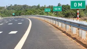 vĐề nghị lắp biển báo khoảng cách trên 16 cao tốc, với 77 vị trí được đề xuất để xử phạt tài xế vi phạm khoảng cách an toàn.