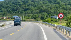 Tuyến đường ven biển Nghệ An có biển hạn chế tốc độ tối đa 40km/h tại Km49. Cơ quan chức năng đề nghị rà soát, tháo dỡ biển báo không còn phù hợp