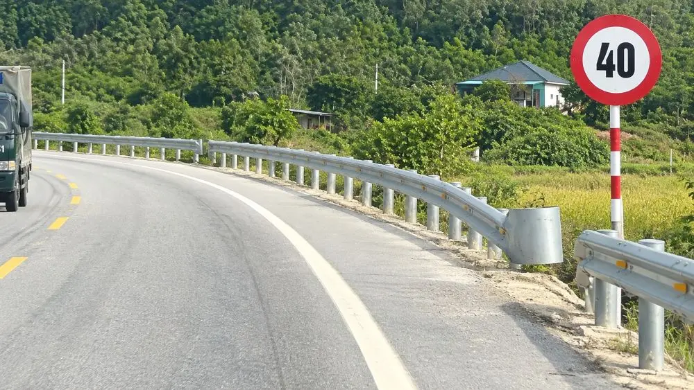 Nghệ An được đề nghị rà soát, tháo dỡ biển hạn chế tốc độ 40km/h trên đường ven biển tại những đoạn đã hoàn thành hoặc ngừng thi công.
