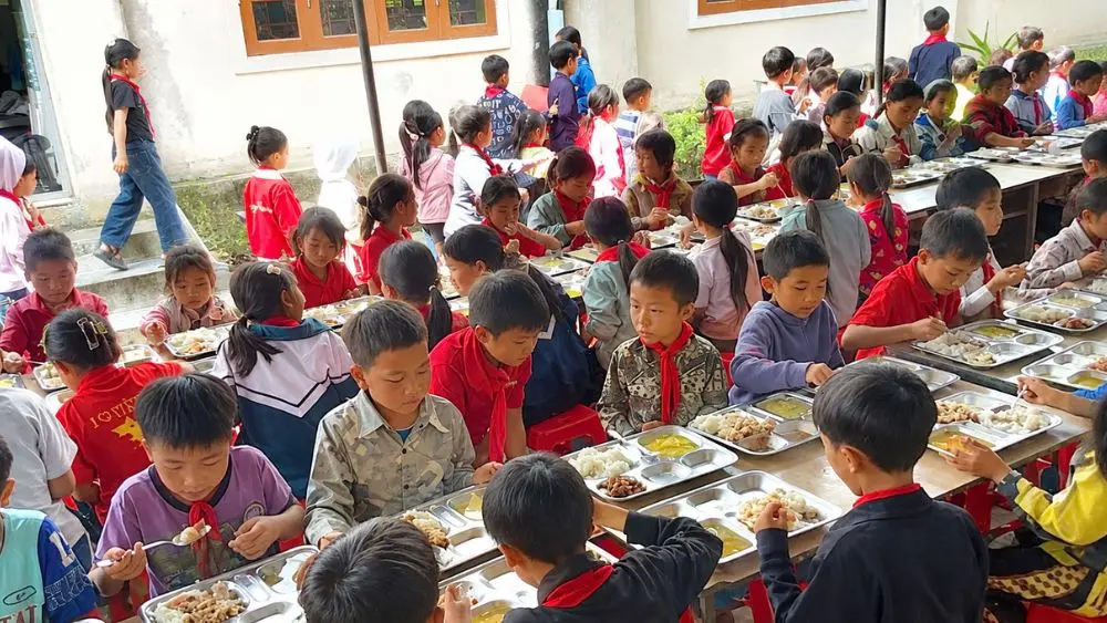Bữa ăn bán trú tại điểm trường Đoọc Mạy, xã Na Loi, Nghệ An góp phần chăm sóc học sinh vùng cao, giúp các em yên tâm học tập.