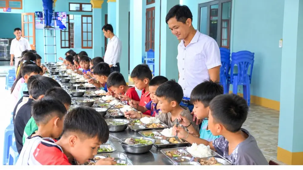 Bữa ăn của học sinh được chú trọng với thực đơn đầy đủ, bảo đảm chất lượng và an toàn thực phẩm tại trường học.