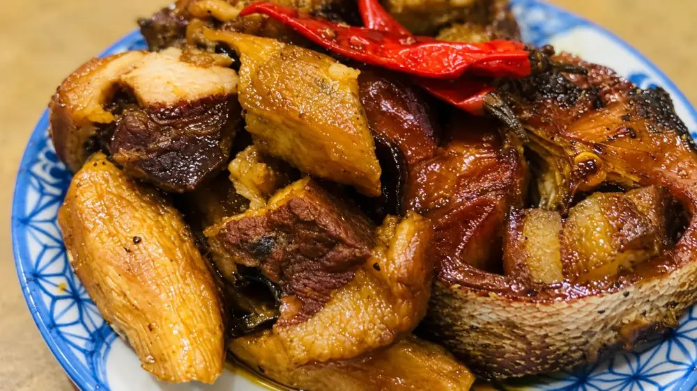 Cá quả kho củ niễng là món ngon mùa thu miền Bắc với thịt cá đậm vị, củ niễng ngọt thanh và thịt ba chỉ béo mềm. Khám phá cách chế biến món ăn hấp dẫn này.