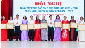 Hình ảnh tại một trường học ở Nghệ An, nơi cán bộ, giáo viên trao đổi về các vấn đề giáo dục và hoạt động nhà trường.