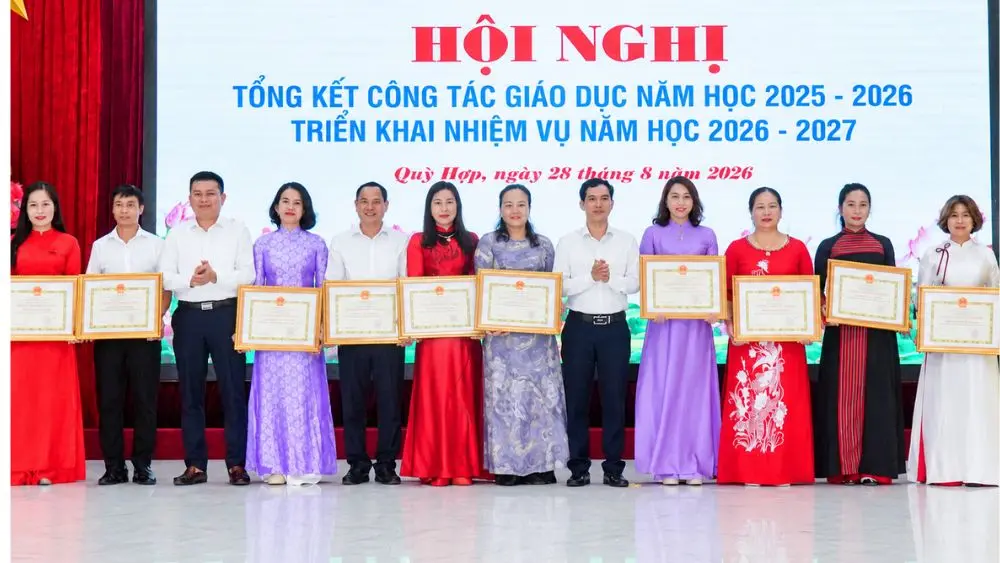 Hình ảnh tại một trường học ở Nghệ An, nơi cán bộ, giáo viên trao đổi về các vấn đề giáo dục và hoạt động nhà trường.