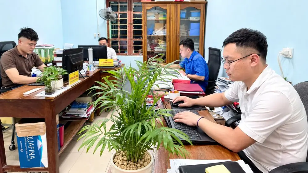 Cán bộ Phòng Văn hóa xã Yên Na phải làm việc trong không gian chật hẹp sau sáp nhập, phản ánh khó khăn về cơ sở vật chất ở miền núi Nghệ An.