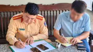 Hai tài xế ở Thanh Hóa vi phạm lỗi vượt đèn đỏ, đi ngược chiều, đối diện mức phạt lên tới 20 triệu đồng theo quy định về xử phạt giao thông.