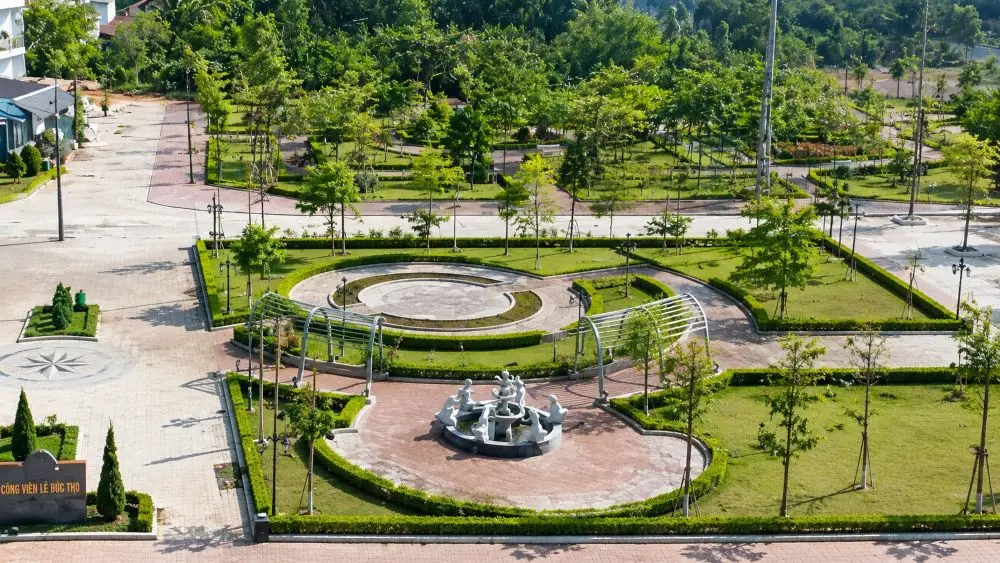Chủ tịch Cây xanh Công Minh bị truy tố vắng mặt, bị cáo buộc hưởng lợi hơn 264 tỷ đồng. Vụ án liên quan 1.218 dự án tại 38 tỉnh, thành phố.