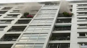 Cháy chung cư Ecohome 1 ở Hà Nội sáng sớm, khói bốc ra từ tầng 10 khiến nhiều cư dân hoảng hốt sơ tán