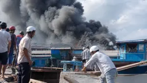 Cháy lớn tại kho xốp, mốp ở Cà Mau tạo cột khói đen cao hàng chục mét. Lực lượng chức năng khẩn trương triển khai chữa cháy.