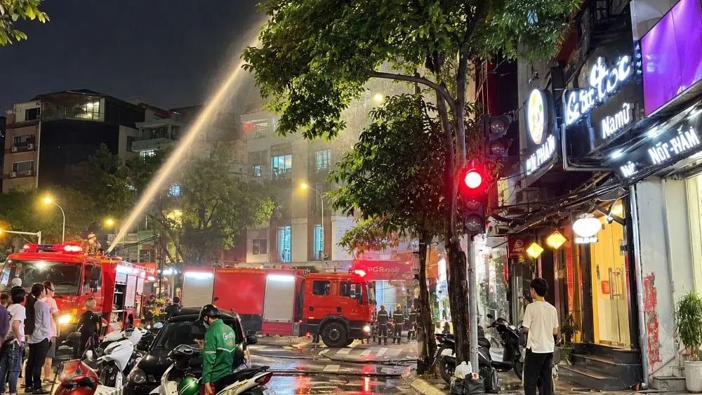 Cháy nhà 5 tầng trên phố Hoàng Cầu, Hà Nội: Lực lượng Cảnh sát PCCC điều xe chữa cháy đến hiện trường, nhanh chóng khống chế ngọn lửa.