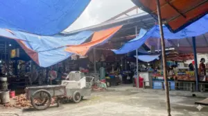 Chợ xuống cấp ở Nghệ An, tiểu thương tại chợ Ga Vinh phải tự che chắn khu vực kinh doanh. Tìm hiểu thực trạng và những bất cập tại các khu chợ.