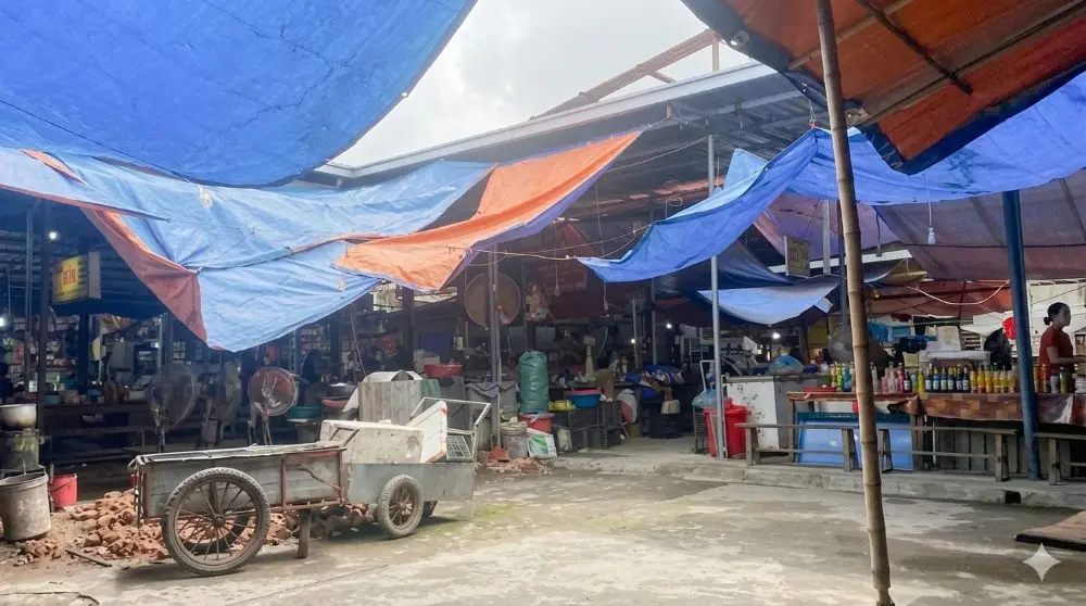 Chợ xuống cấp ở Nghệ An, tiểu thương tại chợ Ga Vinh phải tự che chắn khu vực kinh doanh. Tìm hiểu thực trạng và những bất cập tại các khu chợ.