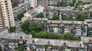 Chung cư Quang Trung ở Nghệ An gần 50 năm tuổi, xuống cấp nghiêm trọng, lộ cốt thép, rễ cây bám kín tường. Quá trình tháo dỡ, xây dựng lại có gì đáng chú ý?