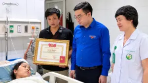 Cô giáo Hoàng Thị Hiền mất một chân khi cứu học trò, được Trung ương Đoàn tặng Bằng khen và Huy hiệu “Tuổi trẻ dũng cảm”.