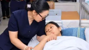 Cô giáo Hoàng Thị Hiền mất một chân khi cứu học trò, được Thứ trưởng Bộ GD&ĐT thăm hỏi, động viên.