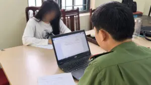 Công an làm việc với L.T.C., người lập nhóm Facebook “Những người ghét bố mẹ” gần 1.000 thành viên và yêu cầu đổi tên, cam kết không tái phạm.