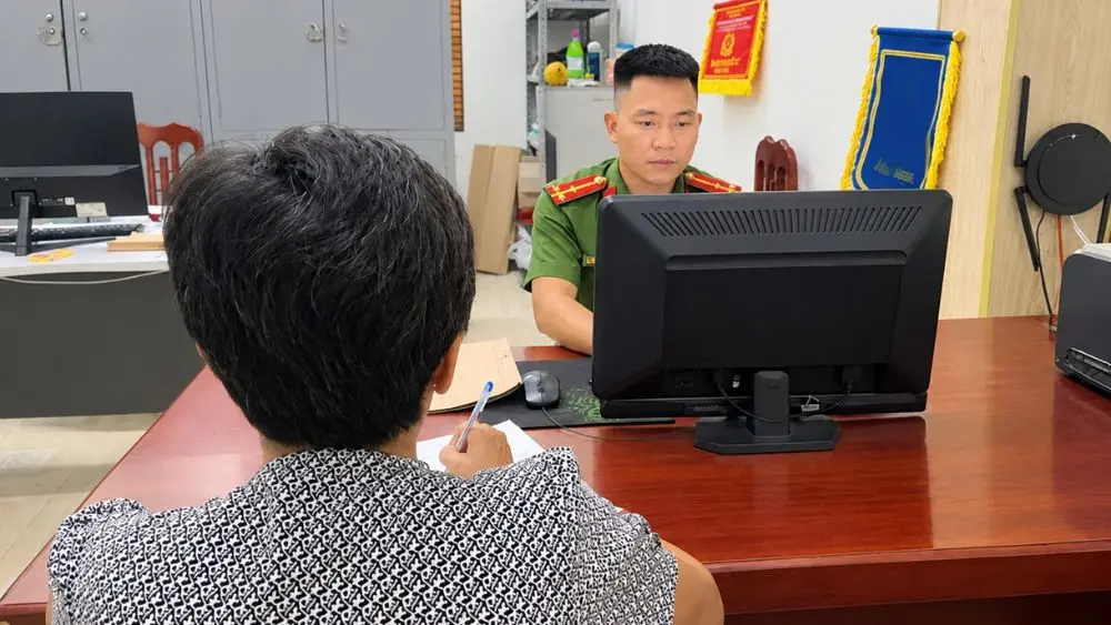 Bà P.T.T. bị xử phạt vì bán tài sản chung, sau đó trình báo công an và phát hiện mình bị lừa đảo. Vụ việc là lời cảnh báo về những rủi ro trong giao dịch tài sản và thủ đoạn lừa đảo cần cảnh giác.