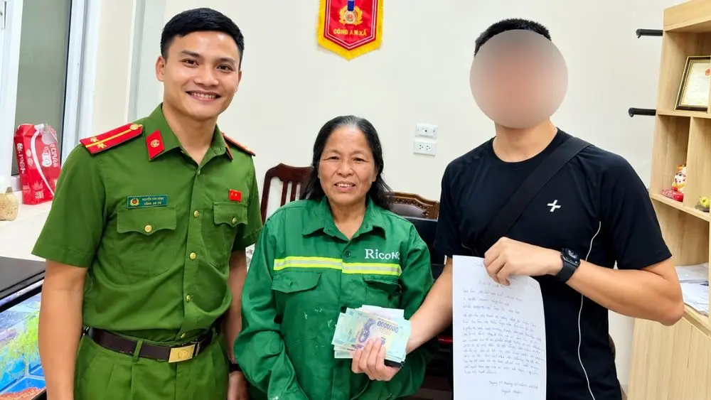 Công an xã Hưng Đạo phối hợp cùng bà Sỹ Thị Thu trao trả tài sản cho người đánh rơi sau khi mạng xã hội không giúp tìm được chủ nhân chiếc ví.