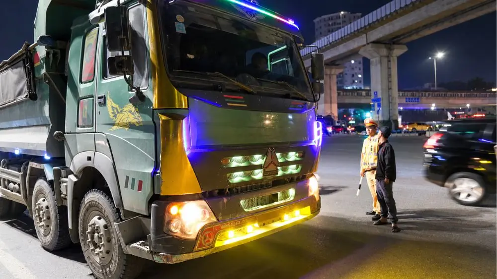 CSGT Hà Nội kiểm tra, xử lý xe tải lắp thêm còi hơi, đèn chiếu sáng gây tiếng ồn, chói mắt và tiềm ẩn nguy cơ mất an toàn giao thông.