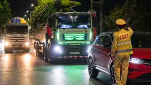 CSGT xử phạt loạt xe tải độ đèn LED gây chói lóa, ảnh hưởng người đi đường và tiềm ẩn nguy cơ tai nạn.