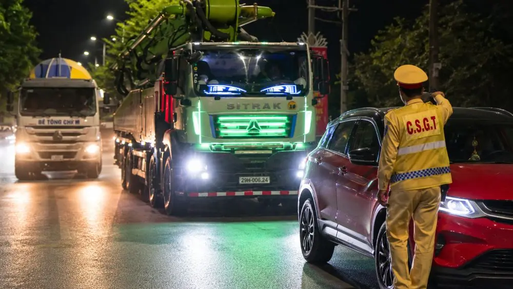 CSGT xử phạt loạt xe tải độ đèn LED gây chói lóa, ảnh hưởng người đi đường và tiềm ẩn nguy cơ tai nạn.