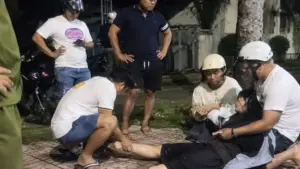 Anh Nguyễn Văn Tuân cùng lực lượng chức năng cứu người phụ nữ bám vào lục bình giữa dòng sông Sài Gòn, đưa nạn nhân vào bờ an