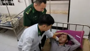 Người đàn ông ăn lá ngón tự tử được các bác sĩ cấp cứu, giành lại sự sống. Diễn biến vụ việc và nỗ lực cứu chữa khiến nhiều người chú ý.