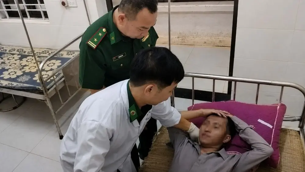 Người đàn ông ăn lá ngón tự tử được các bác sĩ cấp cứu, giành lại sự sống. Diễn biến vụ việc và nỗ lực cứu chữa khiến nhiều người chú ý.