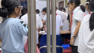 Dạy thêm học thêm biến tướng khiến nhiều phụ huynh phải chi thêm tiền cho các lớp học và dịch vụ giáo dục liên kết tại trường công lập.