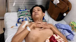 Ông Đinh Gia Trung bị bại liệt, không nhà, không người thân, đang cần sự giúp đỡ để có kinh phí tiếp tục điều trị bệnh.