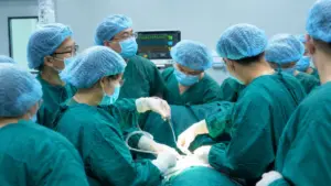 Đội ngũ y bác sĩ tập trung thực hiện ca phẫu thuật tại phòng mổ