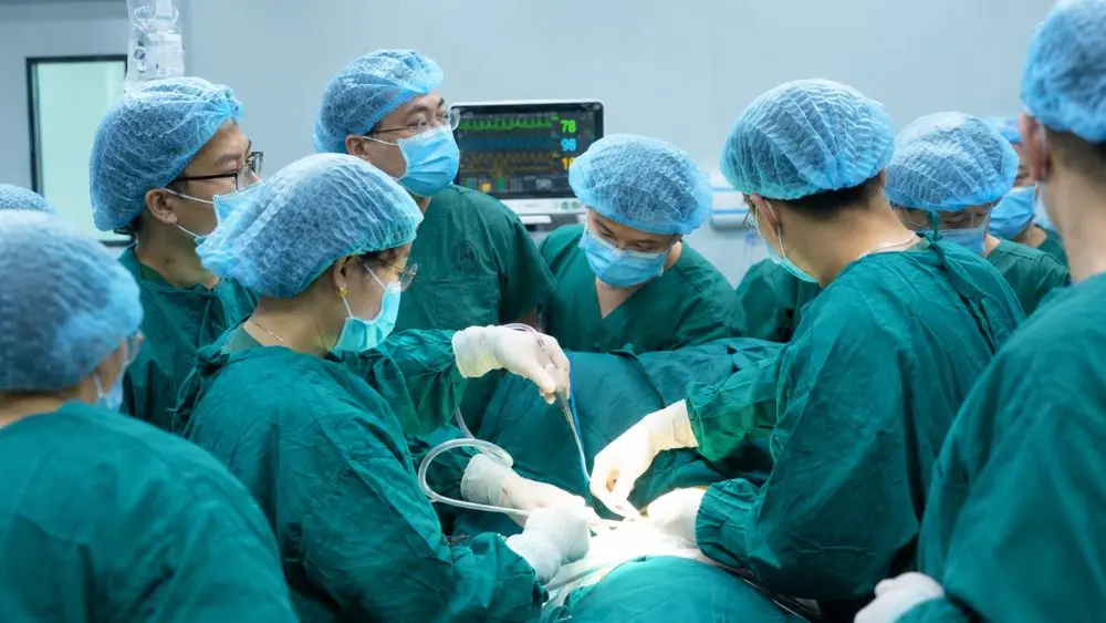 Đội ngũ y bác sĩ tập trung thực hiện ca phẫu thuật tại phòng mổ
